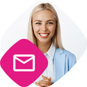 Zdjęcie młodej, uśmiechniętej kobiety, zachęcającej do zapisu do newslettera ZPSB-ANS