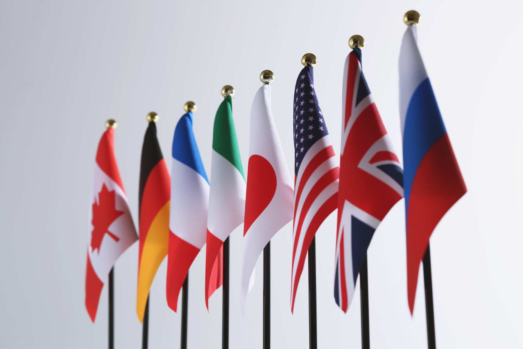 8 flag różnych krajów od Rosji, przez Wielką Brytanię, USA, Japonię, Włochy, Francję, Niemcy i Kanadę na szarym tle