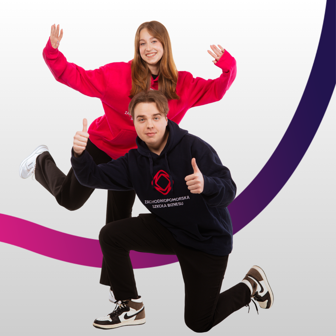 Młody chłopak w grantowej bluzie ZPSB klęczy na jednej nodze i pokazuje podniesione kciuki nad nim uśmiechnięta młoda dziewczyna w różowej bluzie ZPSB na jednej nodze macha rękami