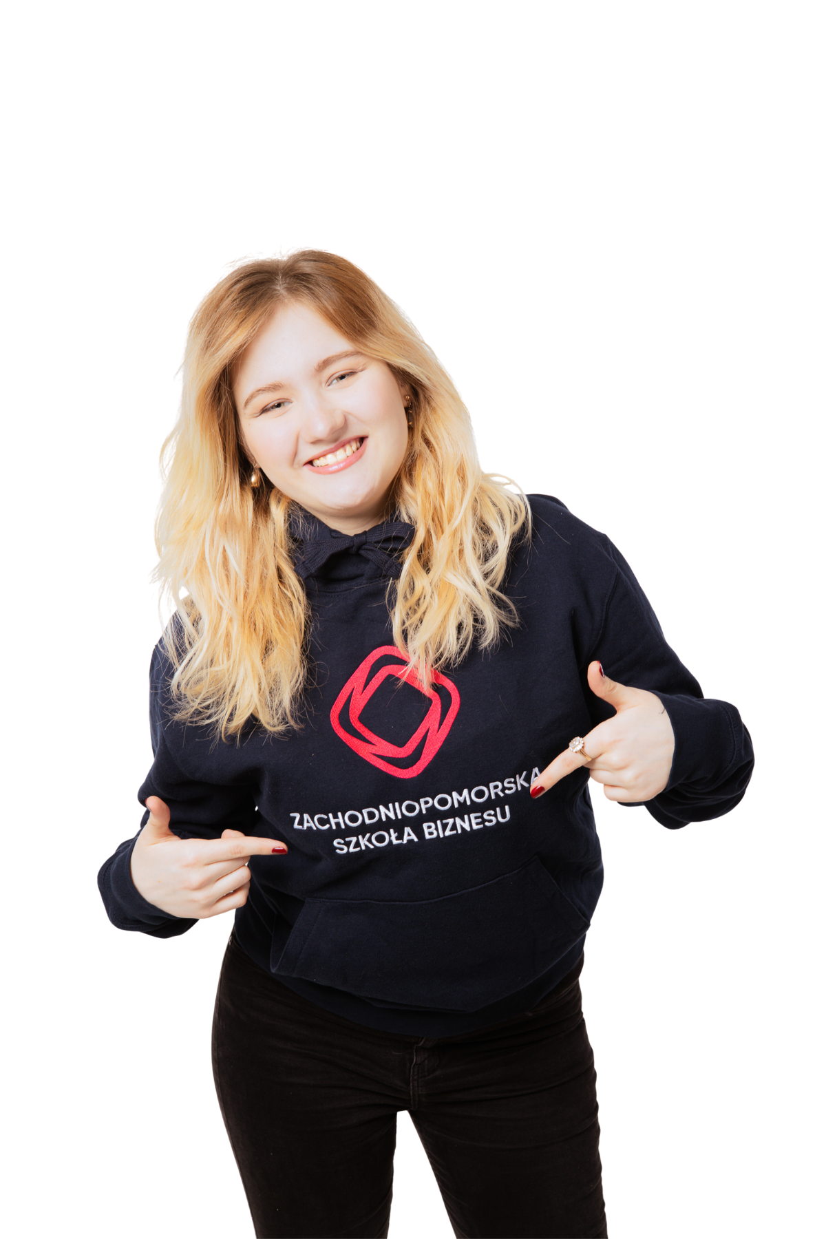 Młoda uśmiechnięta dziewczyna, z długimi blond włosami w bluzie z logo ZPSB, wskazuje palcami logo
