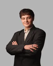 Zdjęcie portretowe mężczyzny w czarnej marynarce