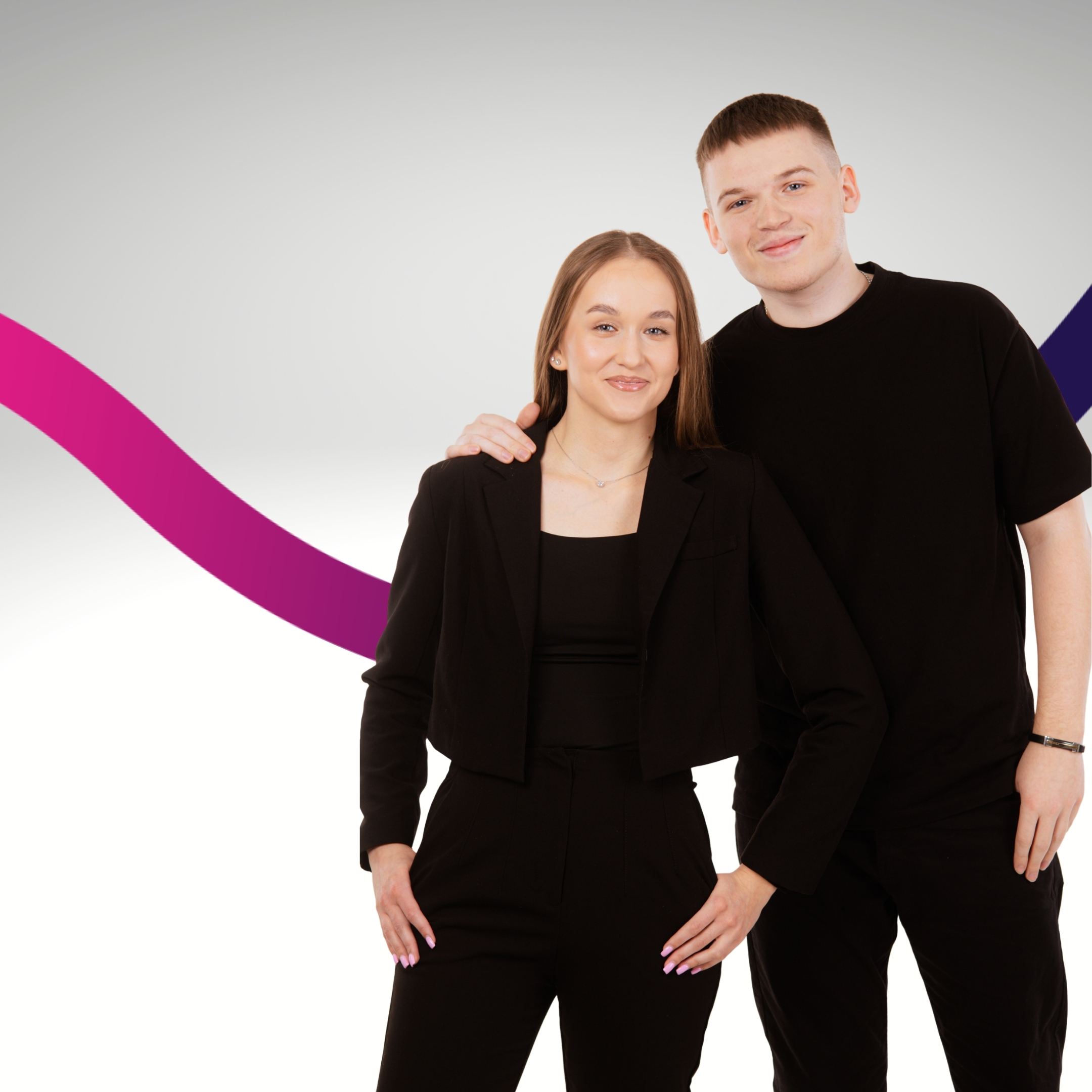 Studentka i student w czarnych ubraniach