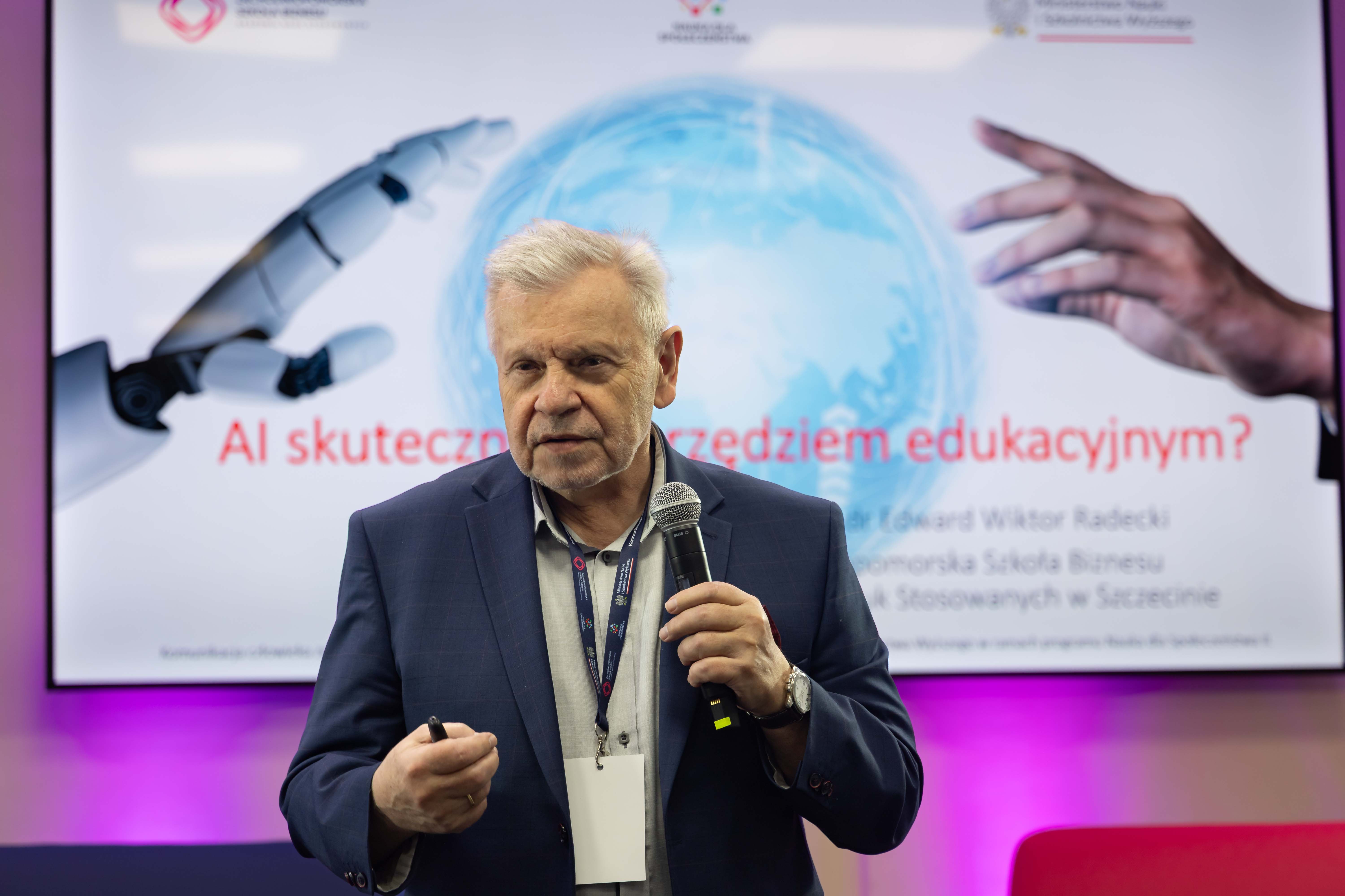 Edward Radecki podczas wystąpienia