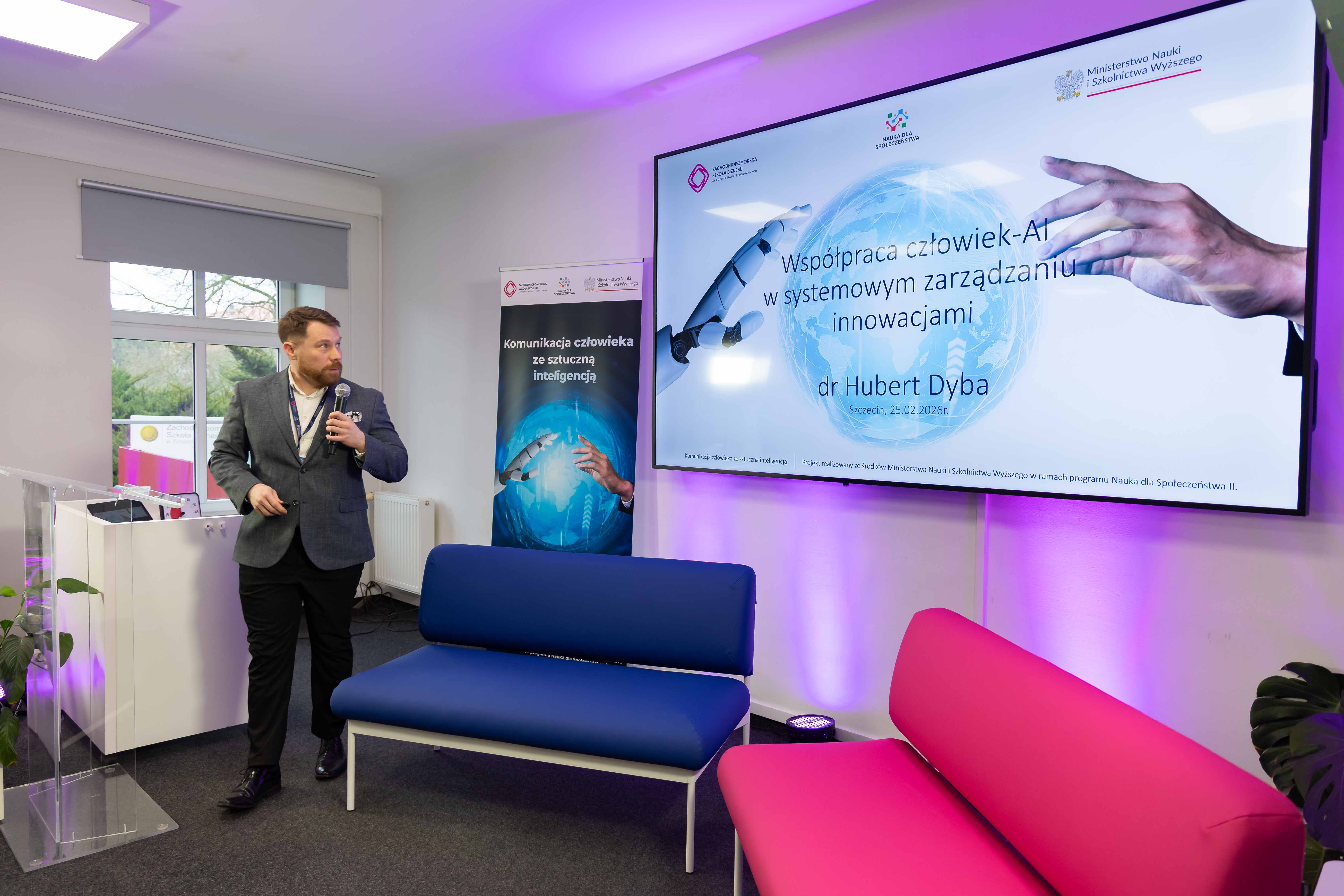 Hubert Dyba podczas wystąpienia