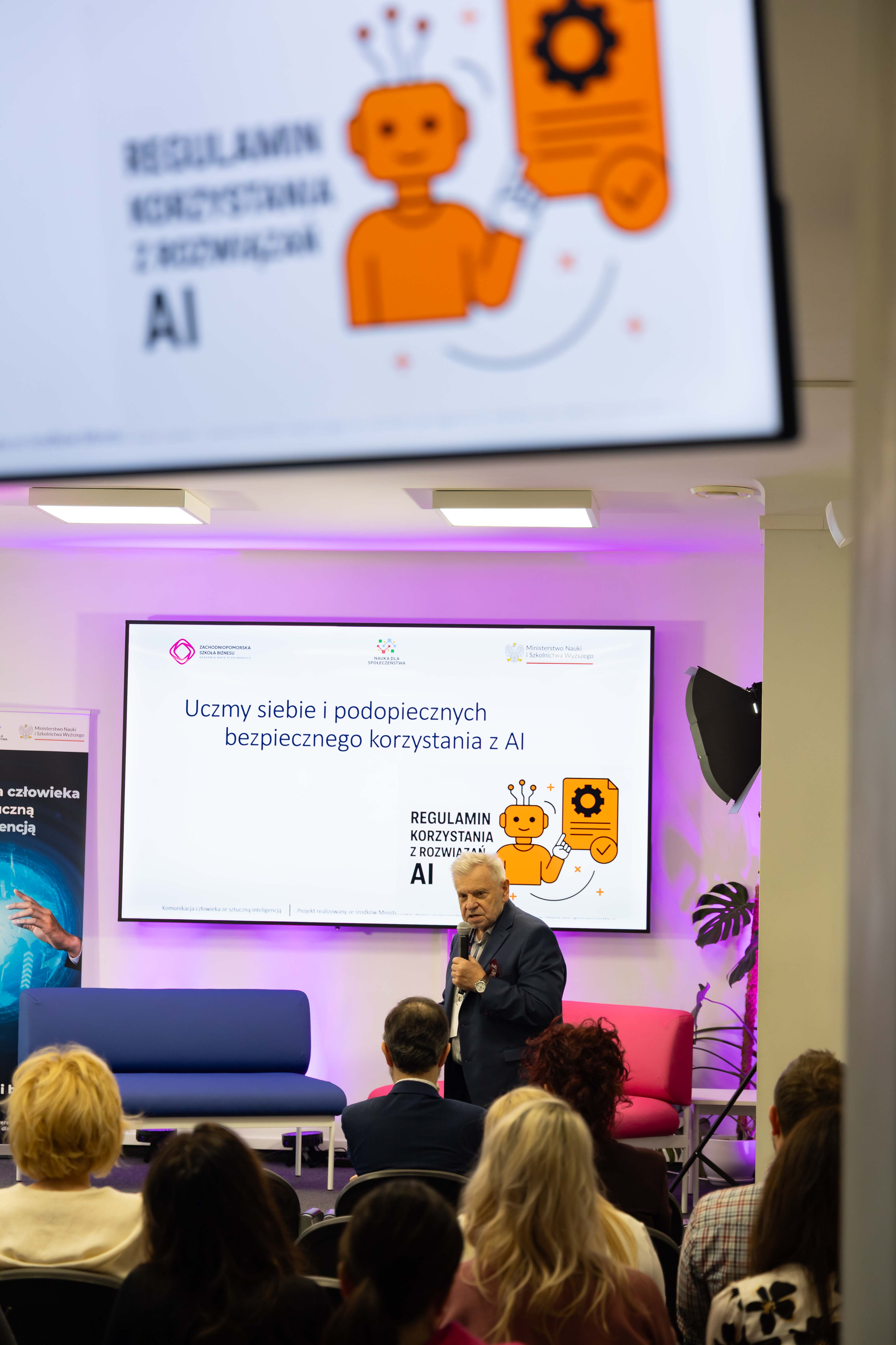 Edward Radecki podczas wystąpienia