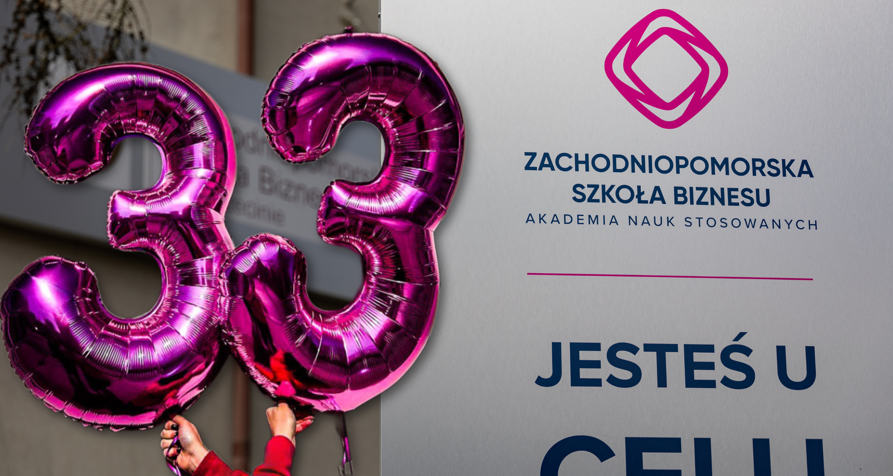 po prawej stronie dwa różowe balony foliowe, towrzące liczb 33 po lewej tablica z logotypem Zachodniopomorskiej Szkoły Biznesu