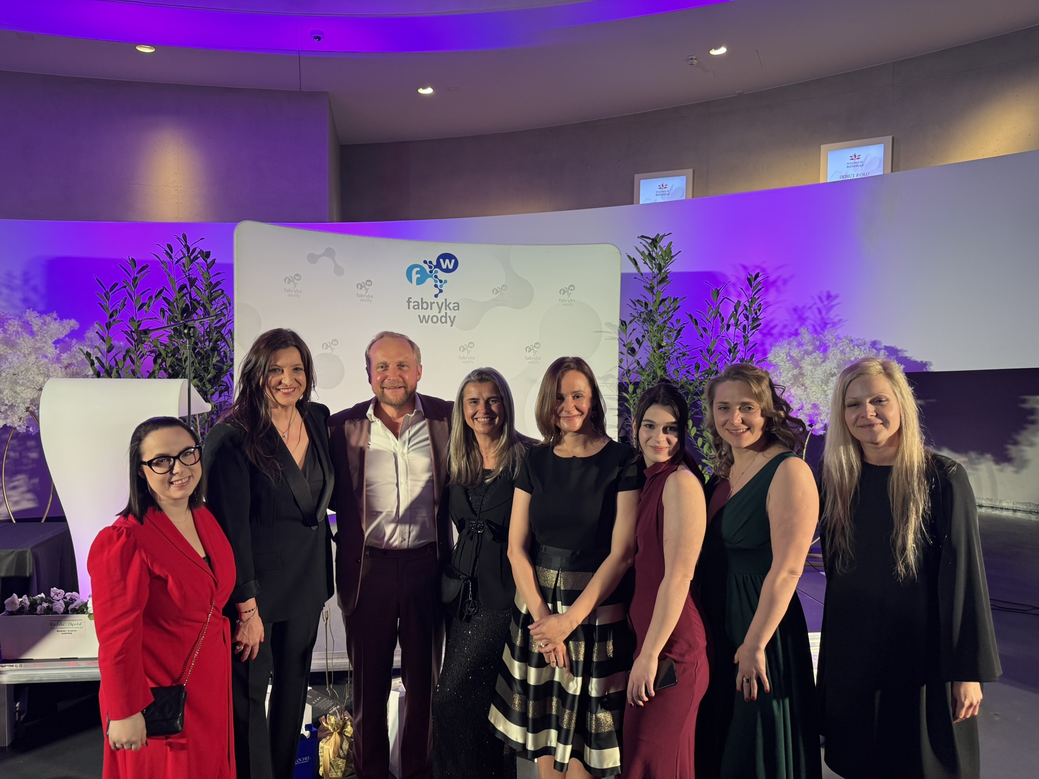 Zdjęcie przedstawia kobiety pozujące na ściance