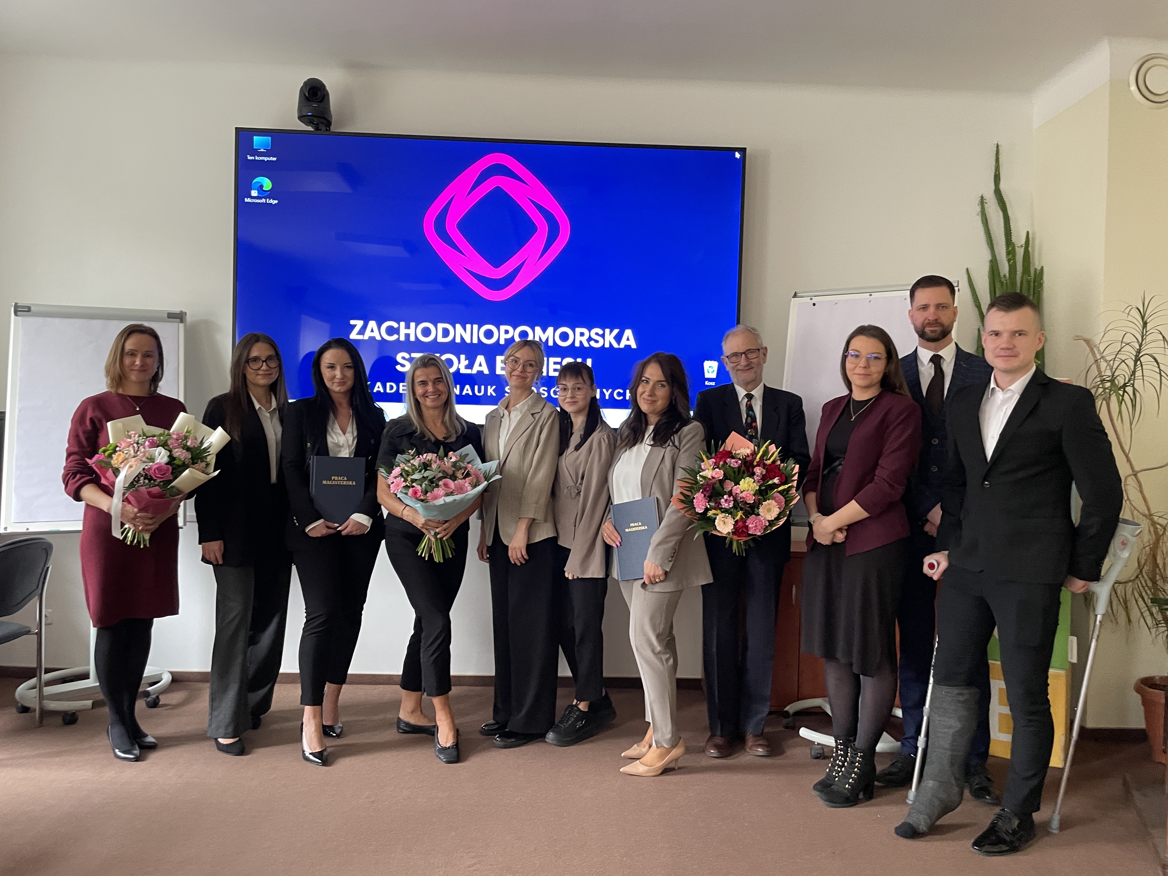 Absolwenci tuż po obronie wraz z promotorem, przewodniczącym komisji i recenzentem