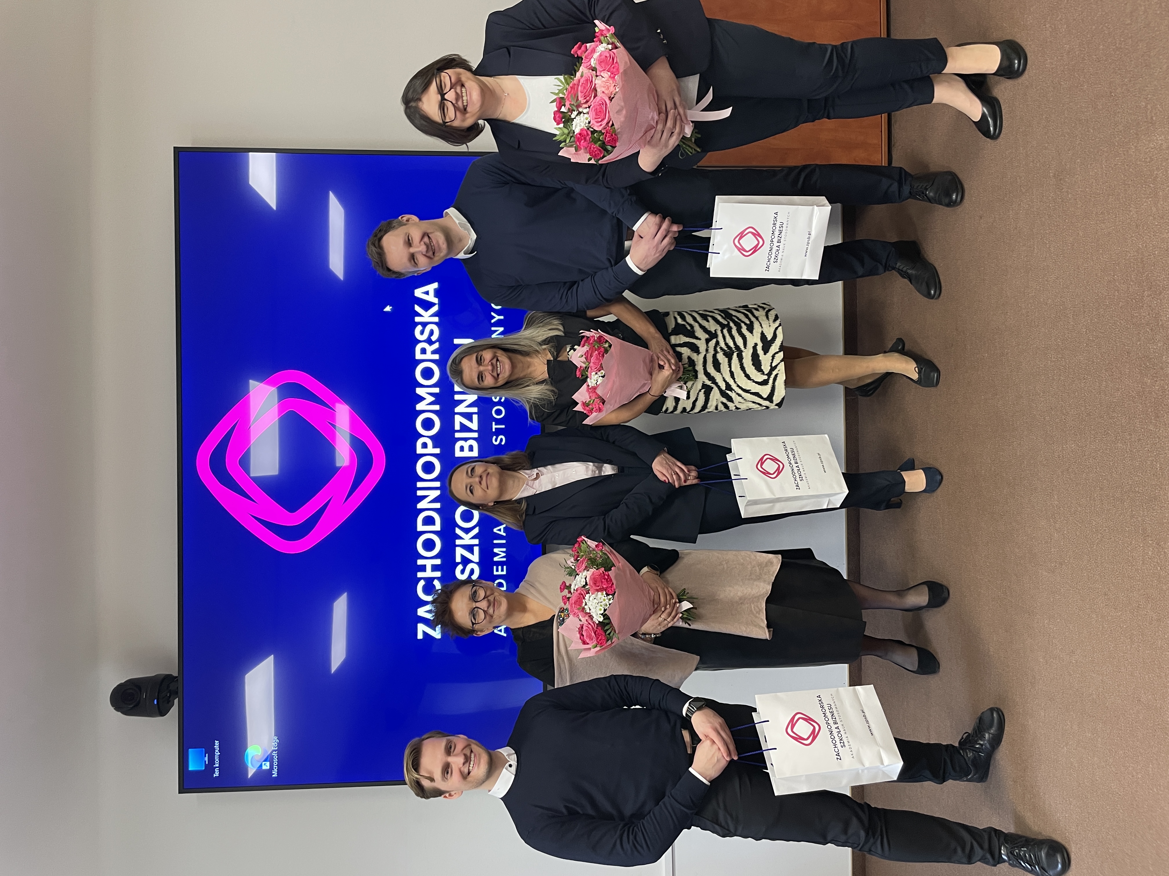 Absolwenci tuż po obronie wraz z promotorem, przewodniczącym komisji i recenzentem