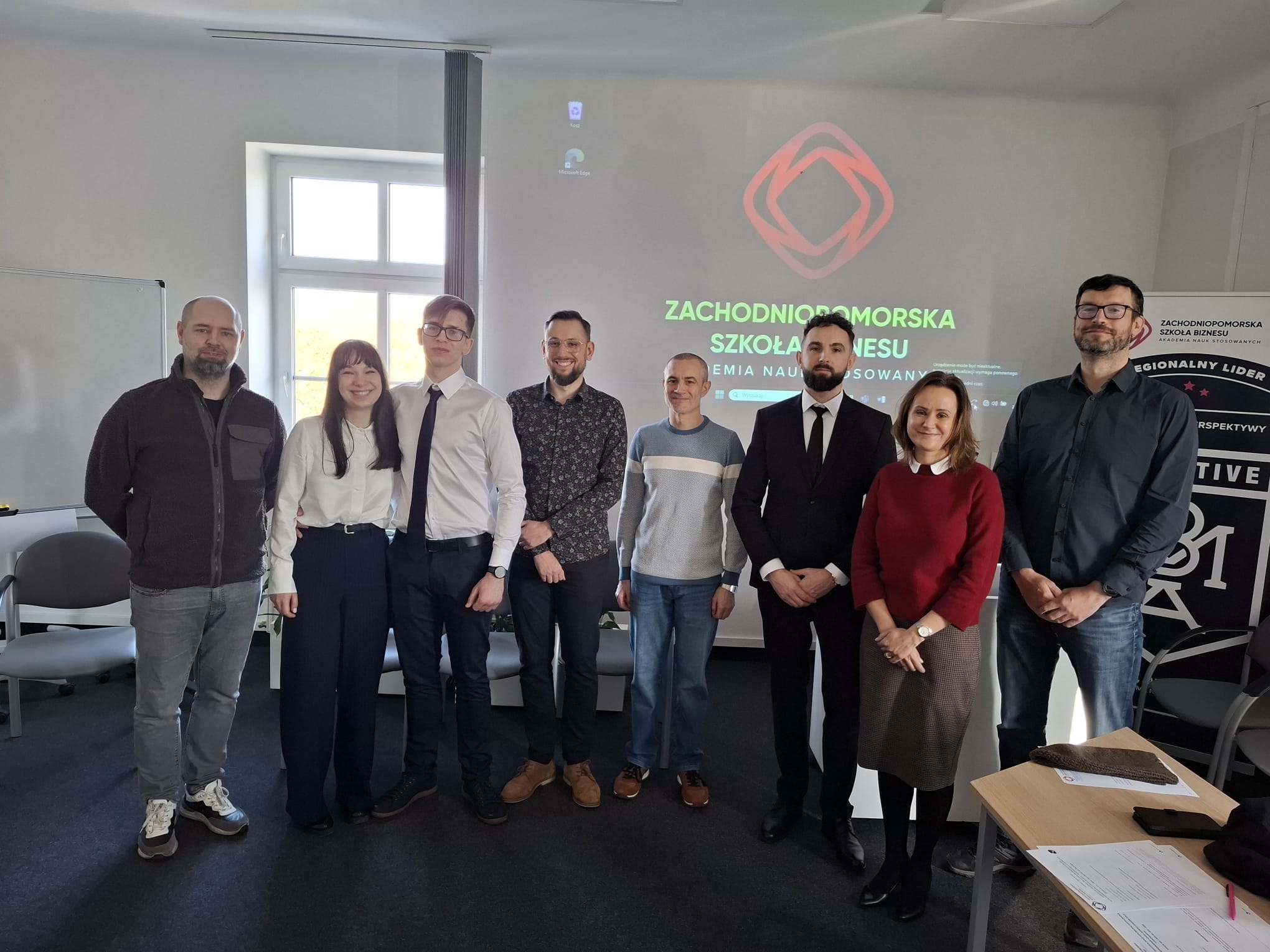 Absolwenci tuż po obronie wraz z promotorem, przewodniczącym komisji i recenzentem