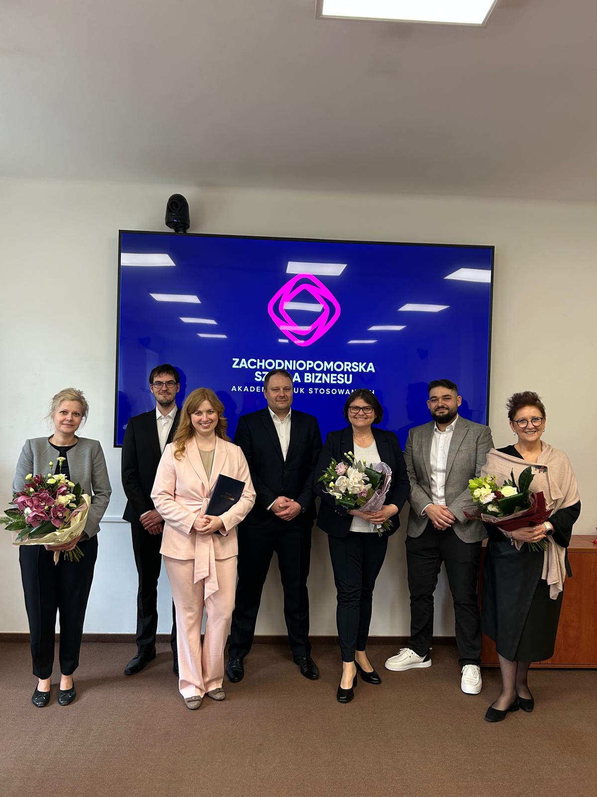 Absolwenci tuż po obronie wraz z promotorem, przewodniczącym komisji i recenzentem