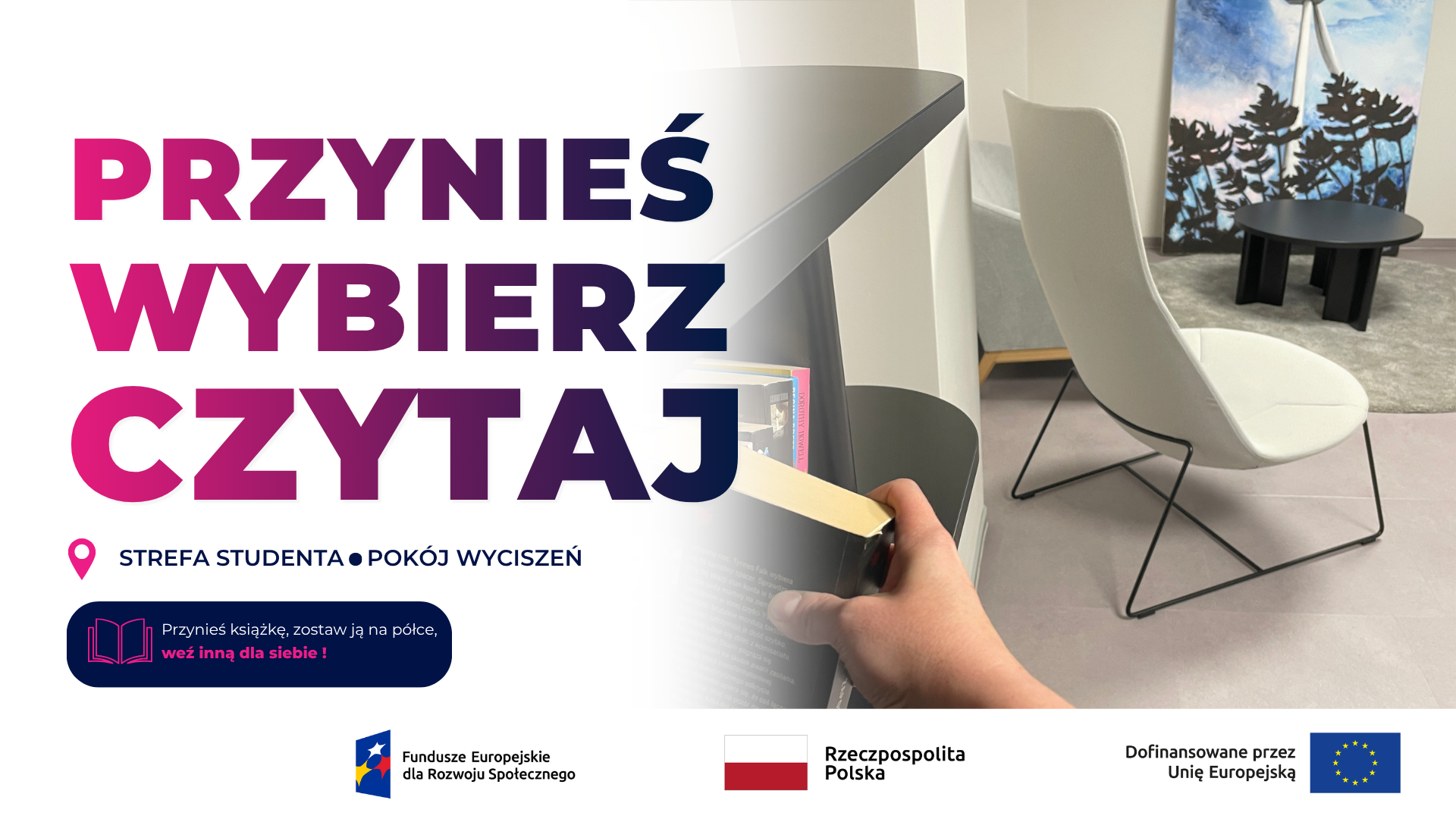 Przestrzeń z fotelem, w tle obraz, na pierwszym planie regał z ksiązkami i ręka sięgająca po książkę, po lewej stronie napis: Przynieś, Wybierz, Czytaj 