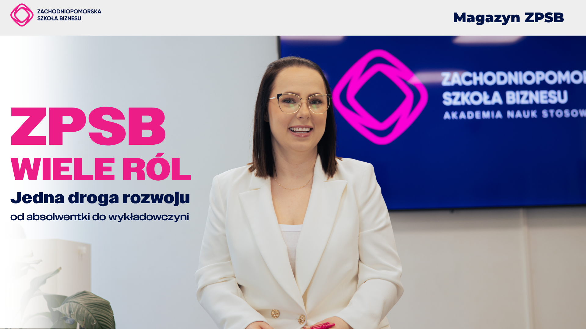 Natalia Kawecka, wykłądowczyni ZPSB widziana od pasa w górę na tle ekranu z logotypie ZPSB na granatowym tle, po lewej stronie nagłówek: ZPSB Wiele ról, jedna droga rozwoju